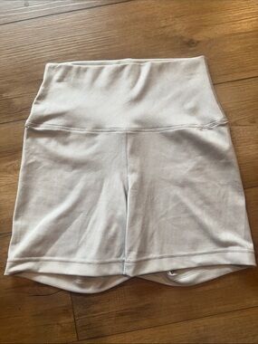 Yogalicious Lux Everyday 5" Short — Light Beige